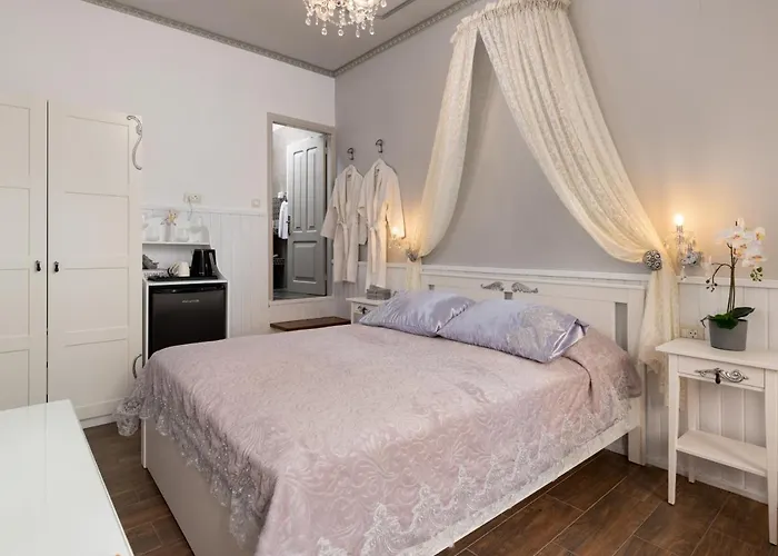 Marika\'S Deluxe Rooms